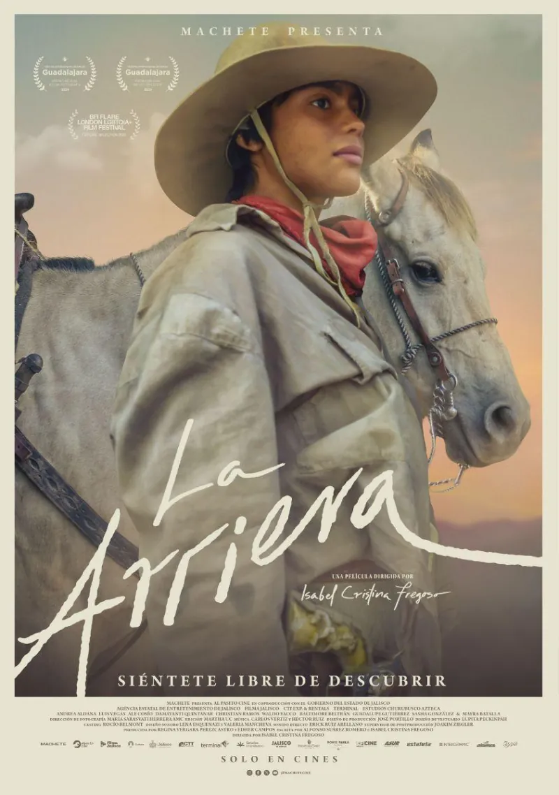 Póster de La Arriera: una joven con sombrero y pañuelo rojo junto a un caballo blanco al atardecer.