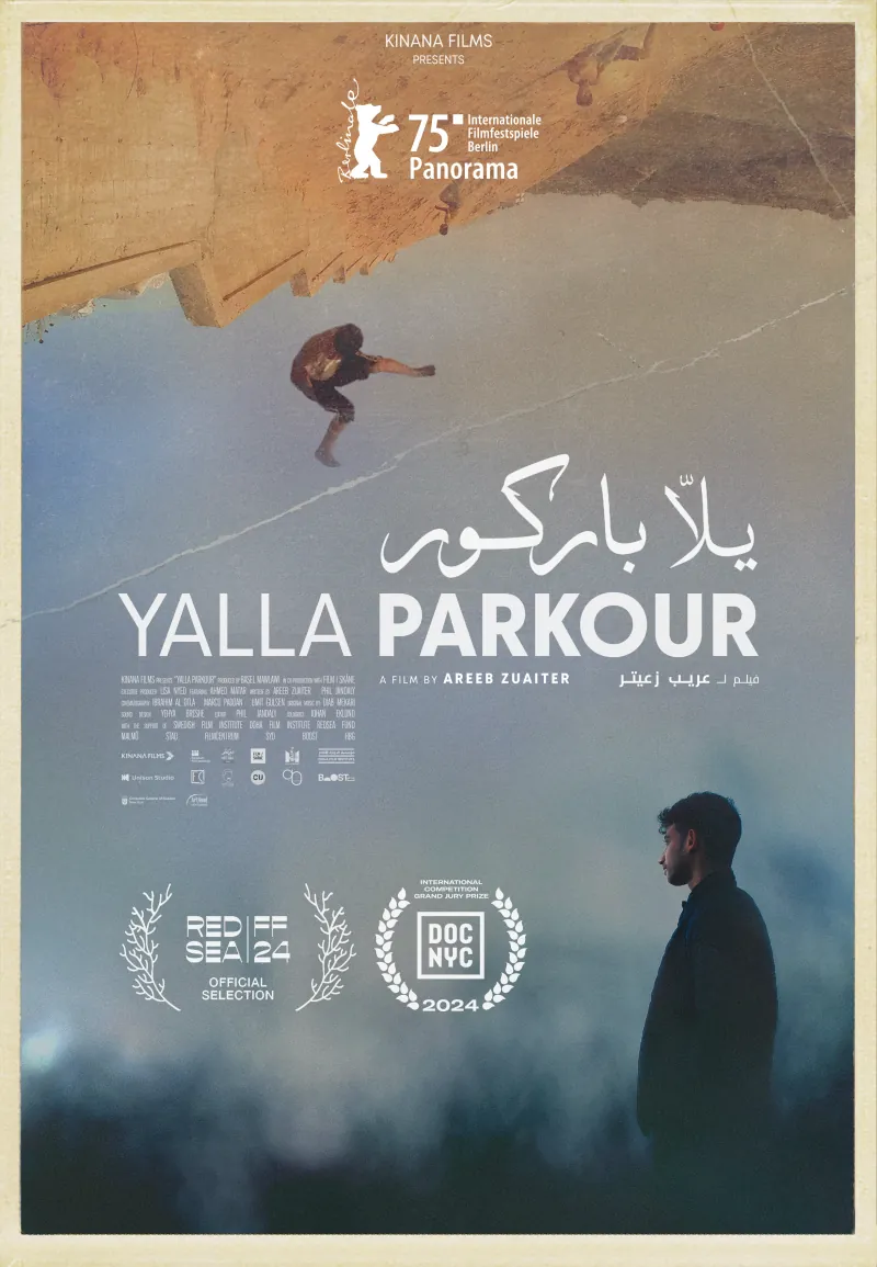Póster de Yalla Parkour: un joven salta sobre la arena en un plano invertido y otro mira el horizonte entre la niebla.